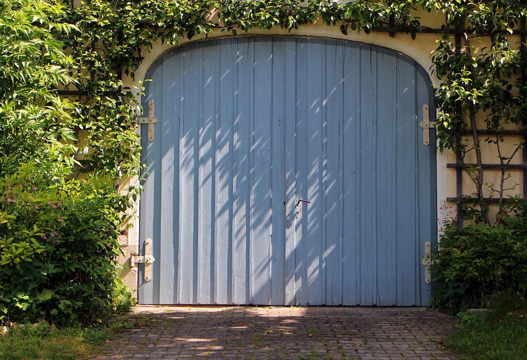 Sekční, rolovací nebo posuvná vrata – jak vybrat ta nejlepší pro vaši garáž?