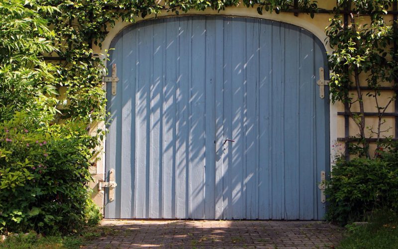 Sekční, rolovací nebo posuvná vrata – jak vybrat ta nejlepší pro vaši garáž?