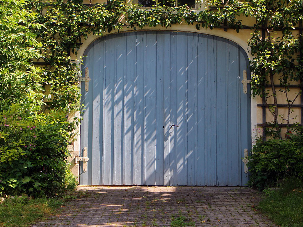 Sekční, rolovací nebo posuvná vrata – jak vybrat ta nejlepší pro vaši garáž?