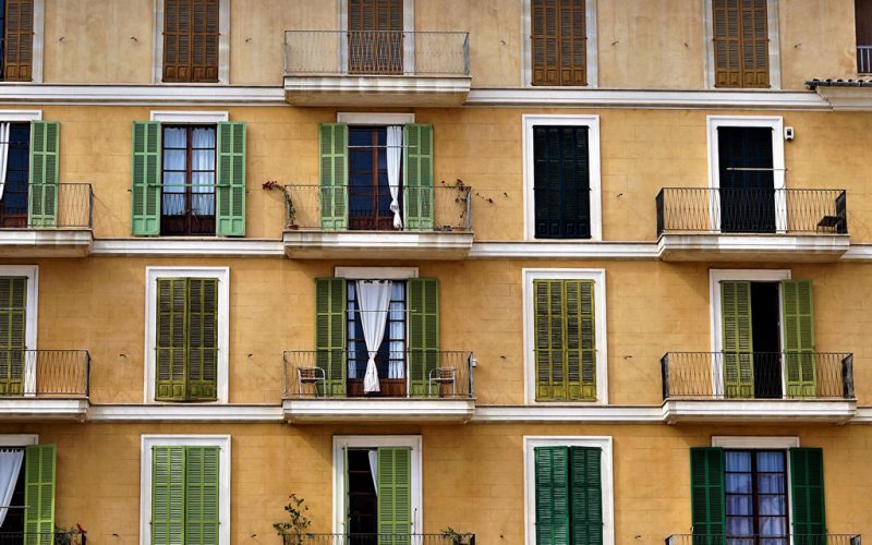 Akustická izolace mezi byty: 3 řešení testovaná v praxi