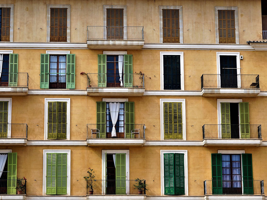 Akustická izolace mezi byty: 3 řešení testovaná v praxi