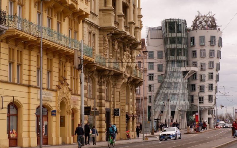 Malířské práce v Praze: průměrné ceny a typické podklady v činžácích 