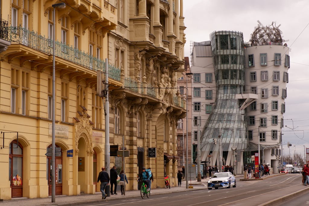 Malířské práce v Praze: průměrné ceny a typické podklady v činžácích 