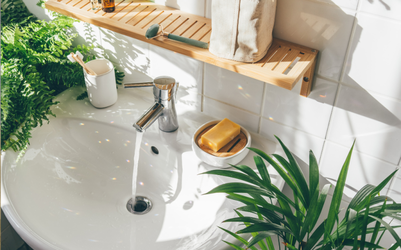 Přírodní textury a biofilní prvky v koupelnách: co opravdu funguje?