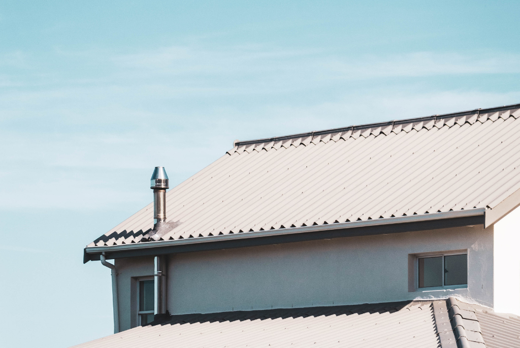 Skryté žlaby u moderních rodinných domů: plusy, mínusy a servis