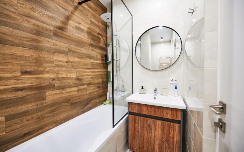 Sprchový kout vs. vana: řešíme dilema na 4 m²