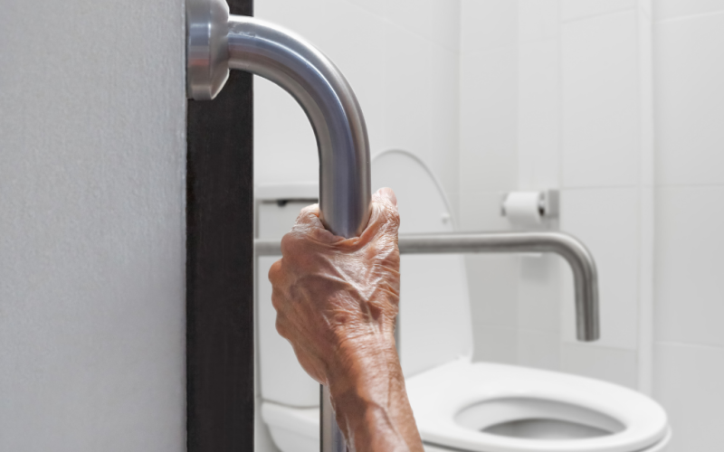 Pevná vs. sklopná madla: co je bezpečnější pro seniory