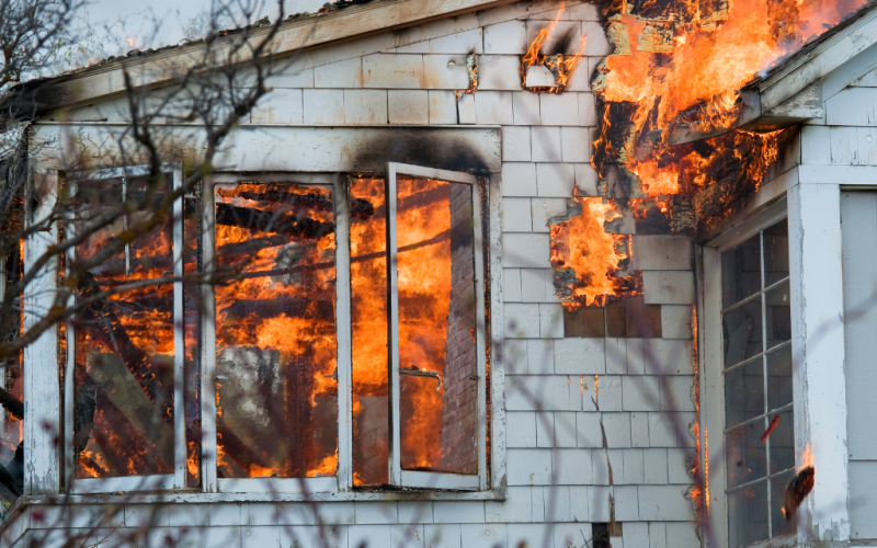 Požární klasifikace ETICS s polystyrenem: jaké má limity v pojištění domu