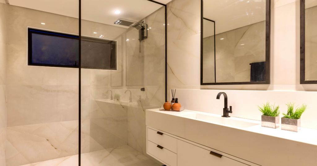 Keramika vs. velkoformátový spiek: srovnání ceny, řezu a údržby pro moderní koupelny