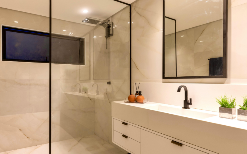 Keramika vs. velkoformátový spiek: srovnání ceny, řezu a údržby pro moderní koupelny